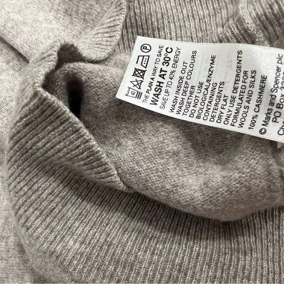 Cashmere sweater 🌧🫶 - Picture 5 of 5